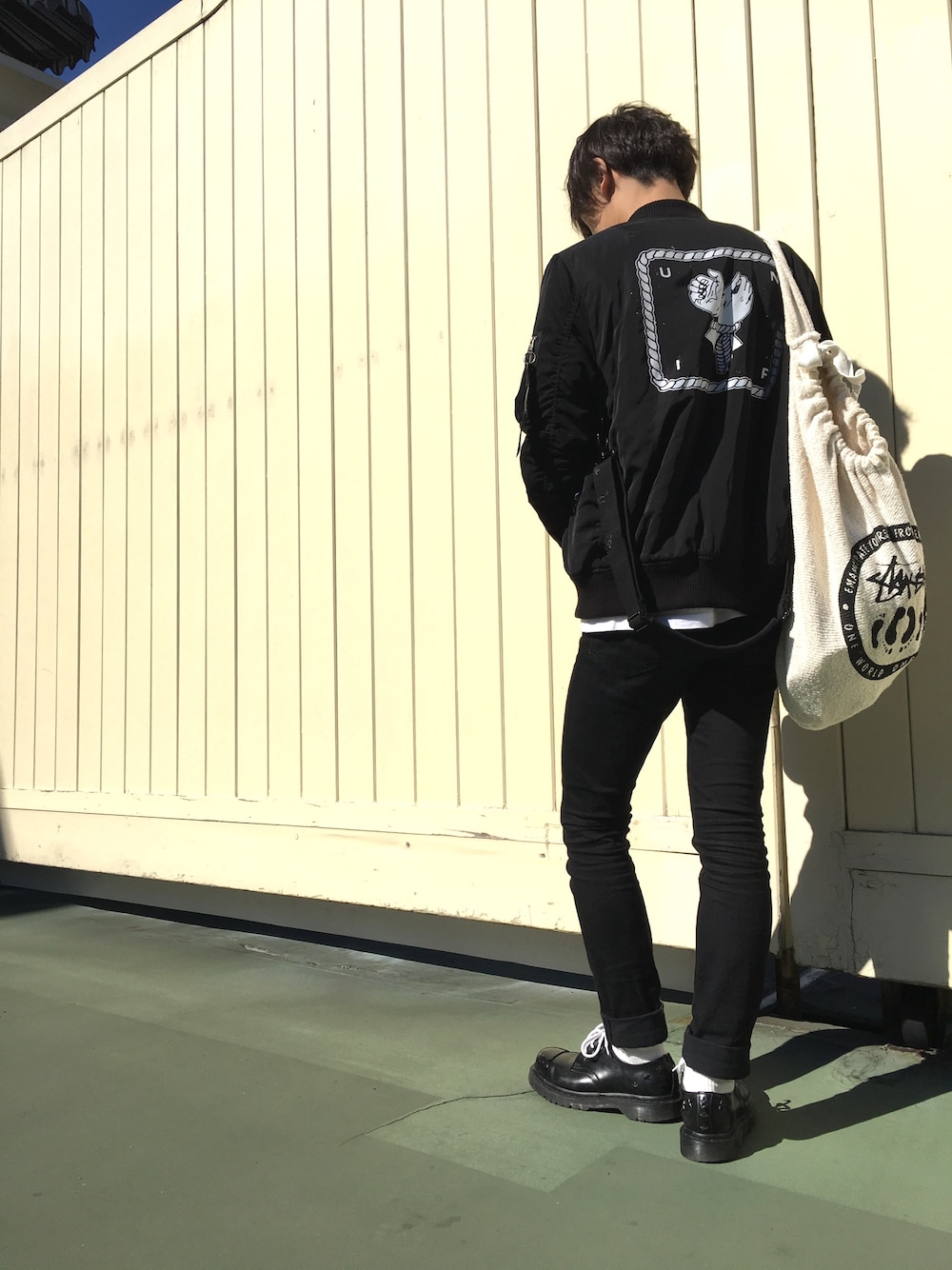 「ブラック、MA-1」｜「UNIFのUNIF BRACE BOMBER MA-1ジャケット　UMJ-1079（ミリタリージャケット、ブラック系）」を使った、shoさん（メンズ・170cm）の秋コーディネートの1枚目の写真