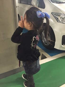 「fafa（フェフェ）のアイテム（ヘアアクセサリー）」を使った、はなさゆりさん（キッズ・100cm）の春コーディネート