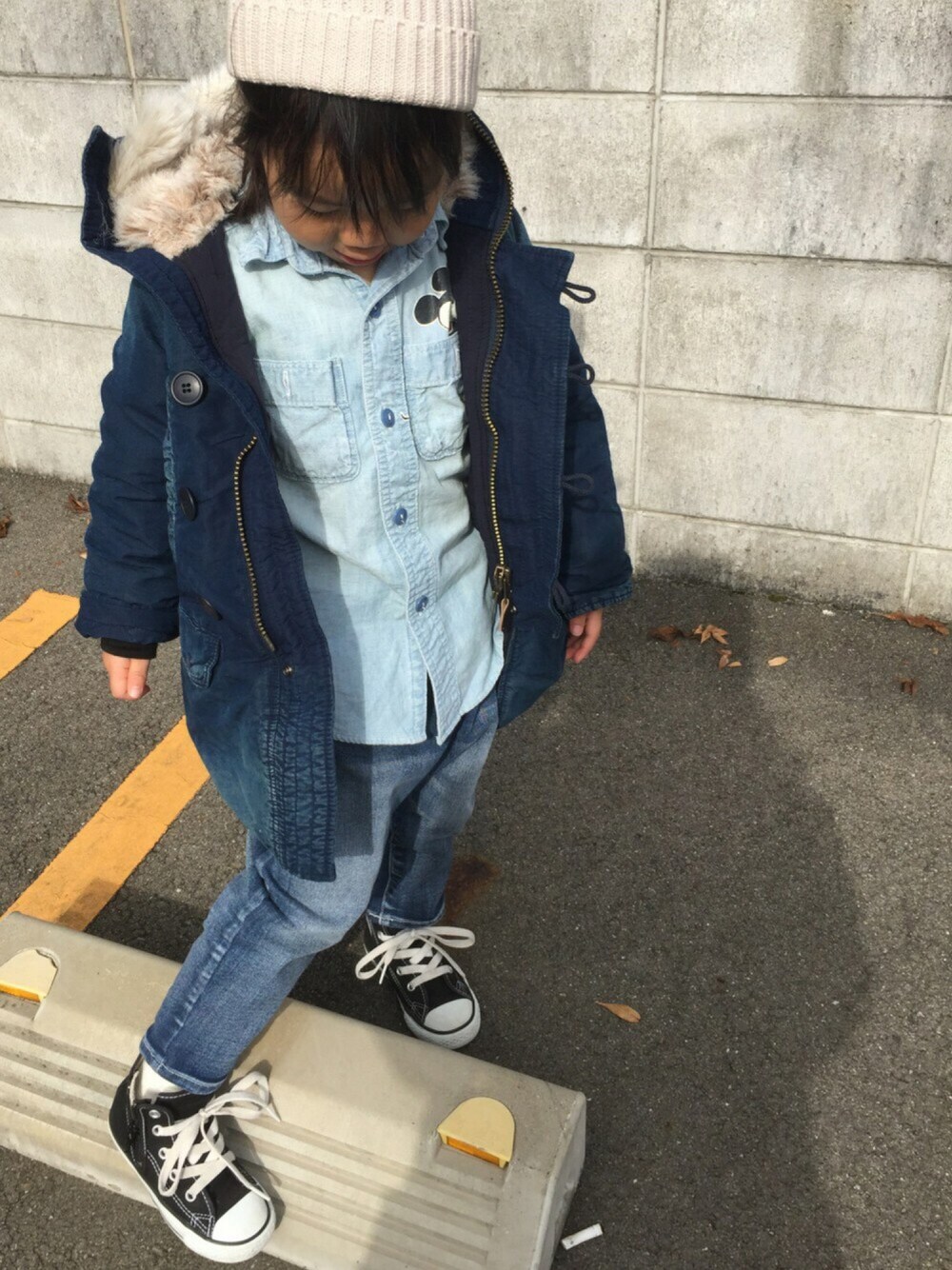 「denim&dungaree、デニムアンドダンガリー、デニムダンガリー、ミッキー、トリプルコラボ、ロンハーマン、Ron Herman、デニムオンデニム」｜「CONVERSEのConverse CHILD ALL STAR RZ HI（スニーカー、ブラック系）」を使った、はなさゆりさん（キッズ・110cm）の秋コーディネートの1枚目の写真