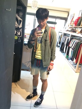 「A&F（エーアンドエフ）のアイテム（Tシャツ/カットソー、イエロー系）」を使った、rickytricky9さん（メンズ・174cm）の春コーディネート