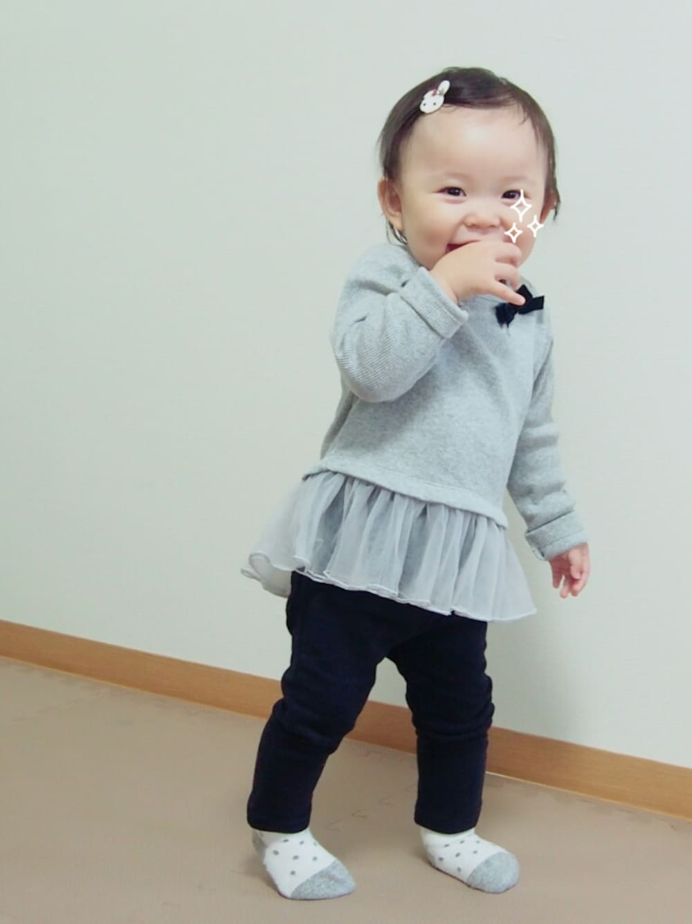 「おとめ部。、プティマイン、チュールトップス、ヘアピン、女の子、1歳2ヶ月」｜「petit mainのリボン付き裾チュール長袖テレコＴシャツ（Tシャツ/カットソー、グレー系）」を使った、madoさん（キッズ・70cm）の秋コーディネートの1枚目の写真