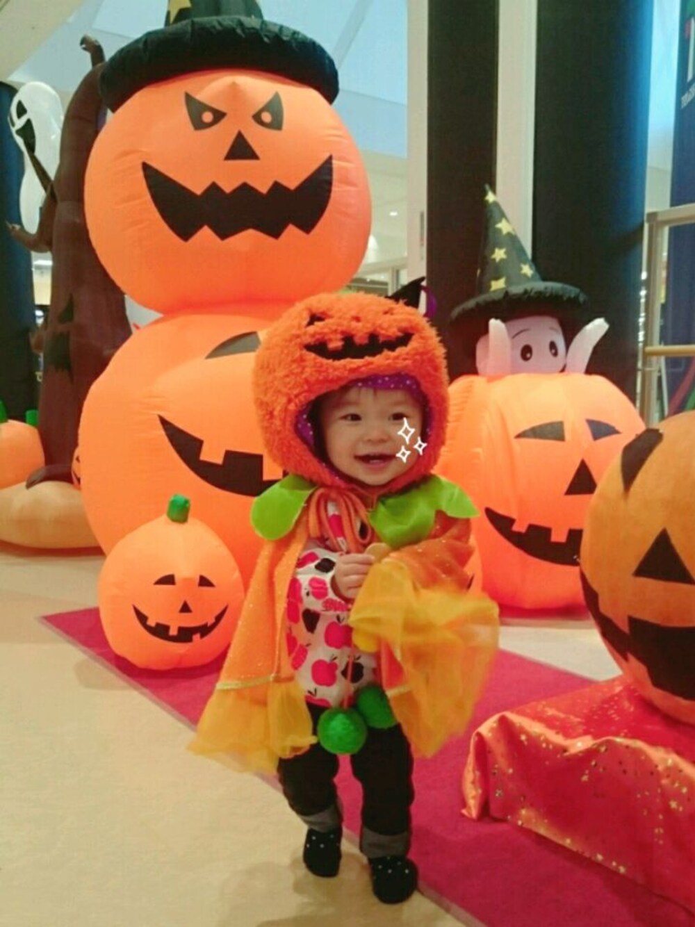 「景樹にハロウィン2016、HALLOWEEN2016、カボチャコーデ🎃、リンクコーデ、リンクコーデし隊。、仮装、かぶりもの、マント、女の子、1歳2ヶ月」｜「sayuちゃん🎃のアイテム（スキンケア、その他）」を使った、madoさん（キッズ・70cm）の秋コーディネートの1枚目の写真