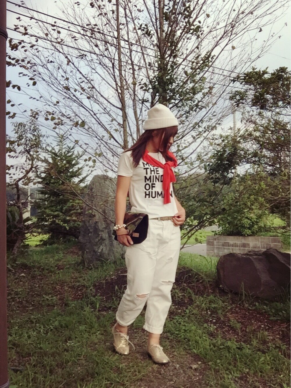 レッド系のカーディガン/ボレロ、ホワイト系のTシャツ/カットソー、その他のクラッチバッグを着用したレディースの秋コーディネートの1枚目の写真