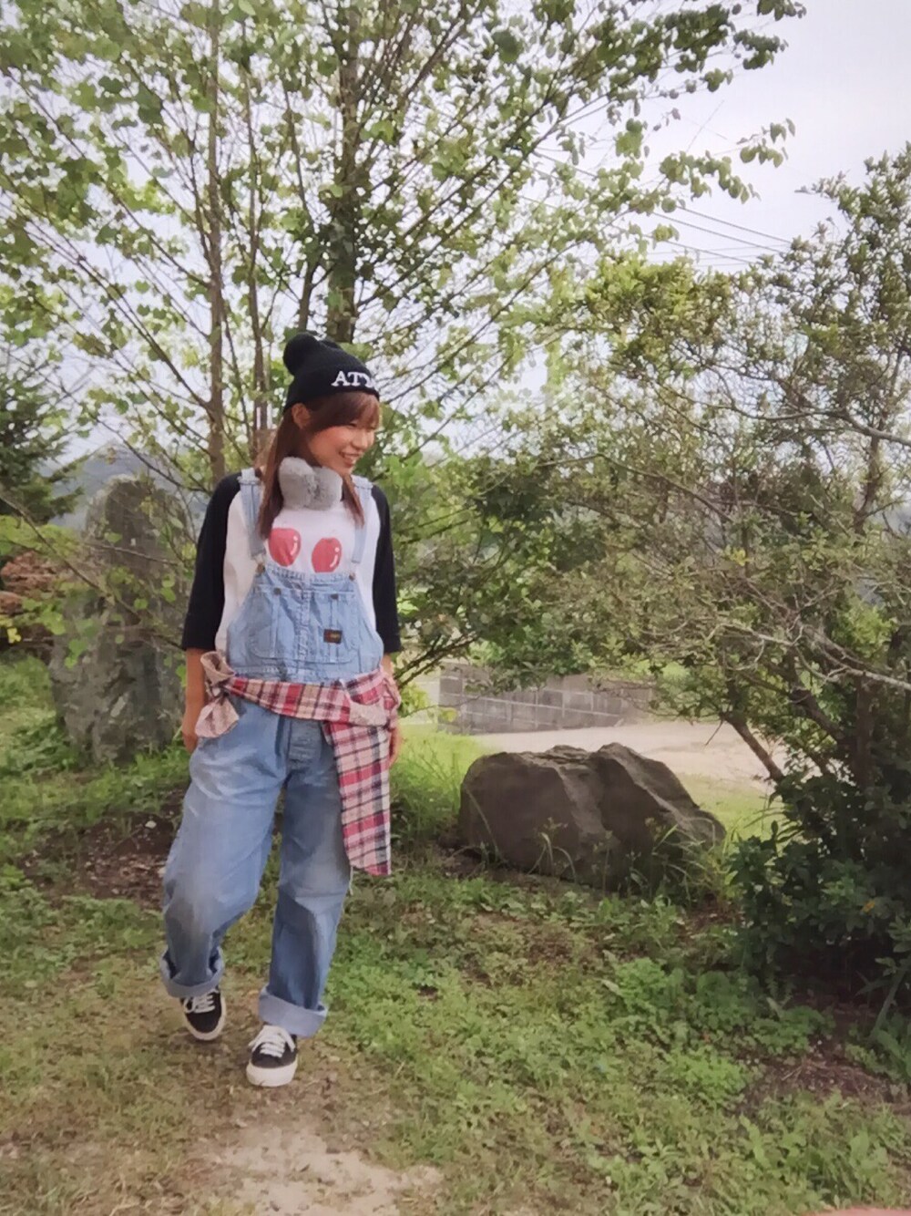 ブルー系のサロペット/オーバーオール、ホワイト系のTシャツ/カットソー、レッド系のシャツ/ブラウスを着用したレディースの秋コーディネートの1枚目の写真