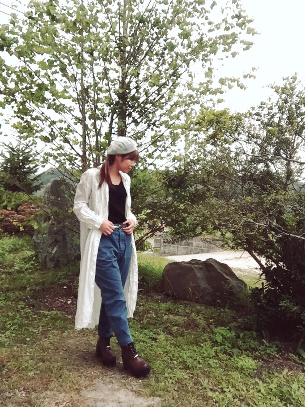 ホワイト系のシャツワンピース、ブラック系のタンクトップ、ブルー系のその他パンツを着用したレディースの秋コーディネートの1枚目の写真