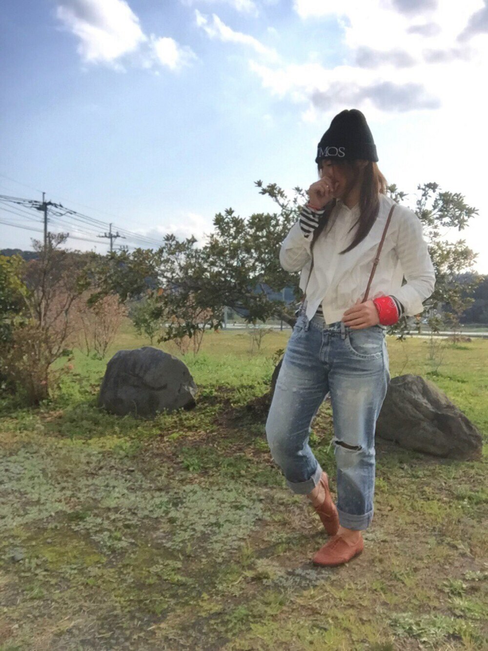 ホワイト系のシャツ/ブラウス、ブルー系のデニムパンツ、ブラウン系のその他シューズを着用したレディースの春コーディネートの1枚目の写真