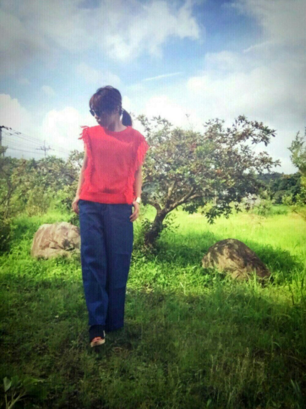 オレンジ系のニット/セーター、ブルー系のその他パンツ、ブラック系のサンダルを着用したレディースの夏コーディネートの1枚目の写真