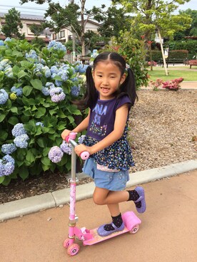 「ANNA SUI miniのアイテム（Tシャツ/カットソー、パープル系）」を使った、hiroさん（キッズ）の夏コーディネート