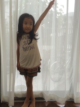 「ANNA SUI miniのアイテム（Tシャツ/カットソー、ベージュ系）」を使った、hiroさん（キッズ）の夏コーディネート