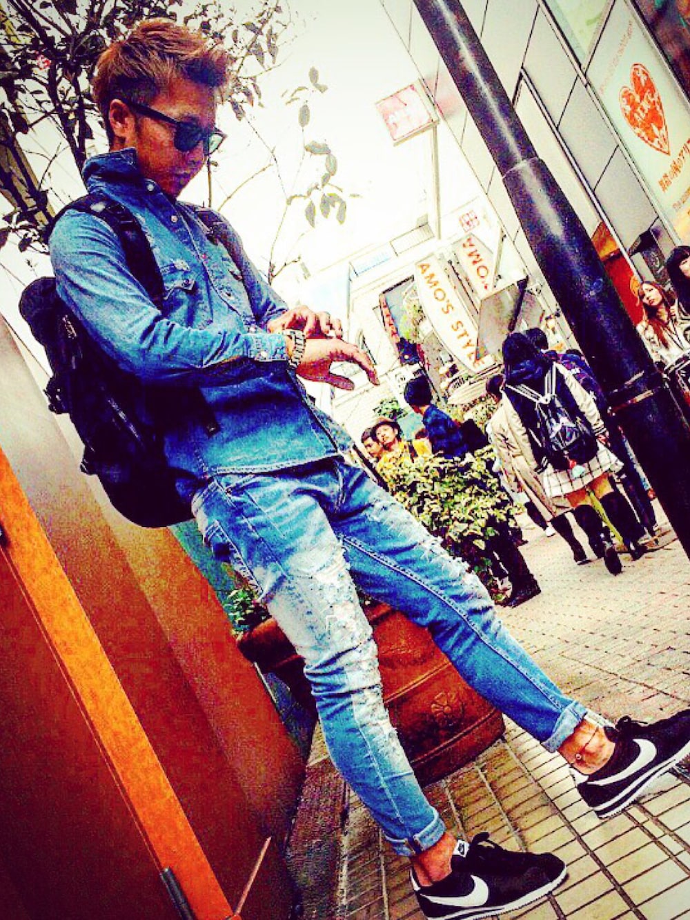 「春、デニムジャケット、デニムパンツ、バックパック、ナイキ」｜「MAKAVELICのSUPERIORITY DOUBLE BELT BACKPACK (MEDIUM)（バックパック/リュック、ブラック系）」を使った、takumaさん（メンズ・174cm）の春コーディネートの1枚目の写真