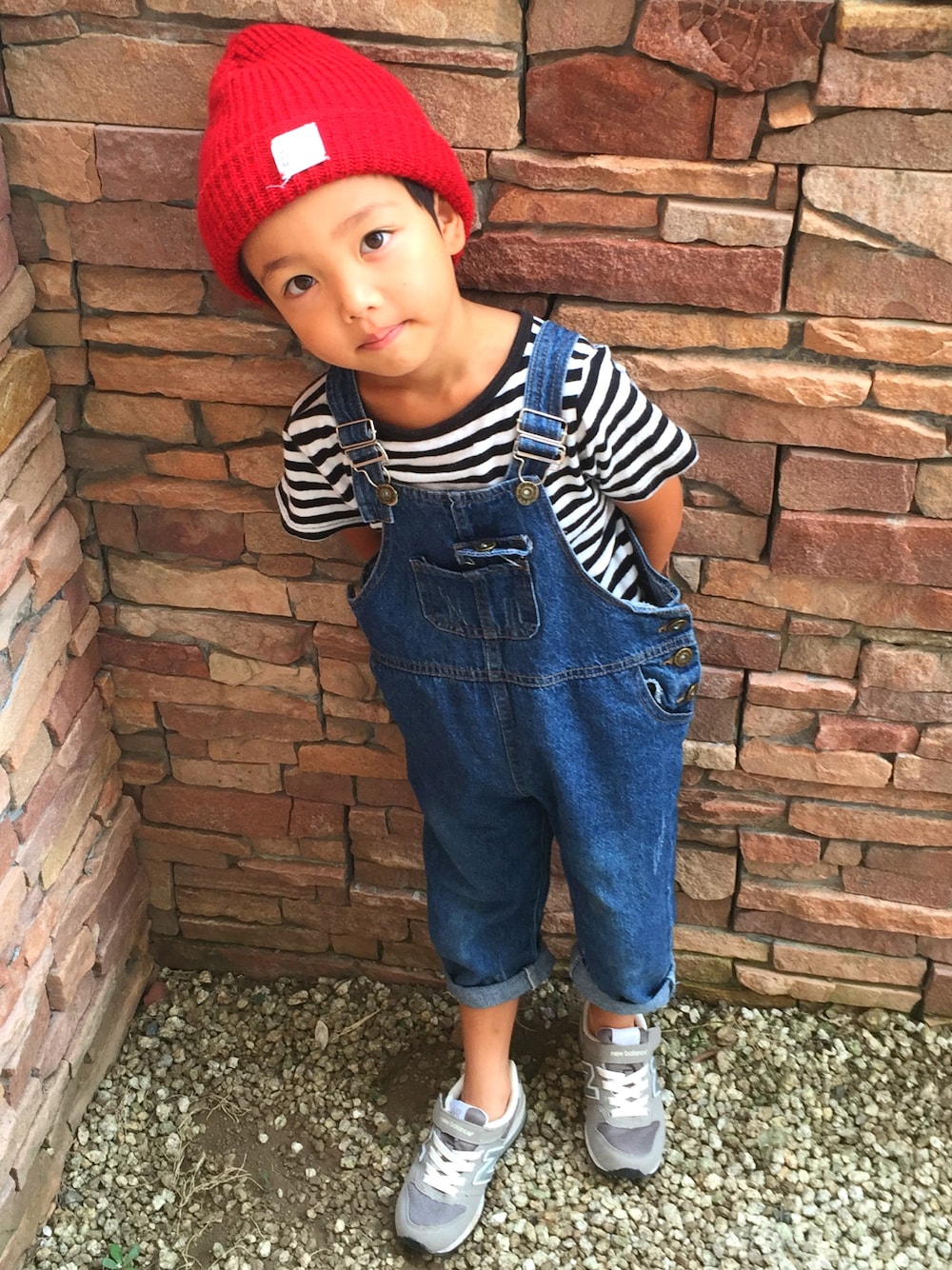 「ニット帽、サロペット、キッズコーデ、シンプルコーデ、5歳」｜「韓国子供服のアイテム（サロペット/オーバーオール、ブルー系）」を使った、momoさん（キッズ・110cm）の秋コーディネートの1枚目の写真