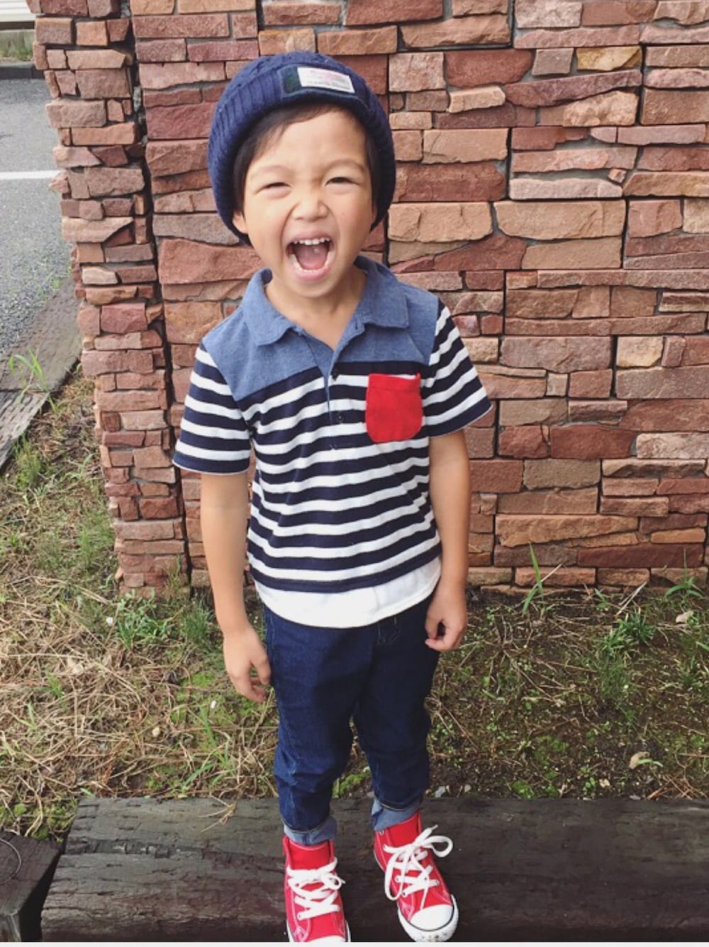 「キッズファッション、男の子コーデ、コンバース、kidsfashion、半袖着納めかな、ちびボーダー族」｜「GUのアイテム（デニムパンツ、ブルー系）」を使った、momoさん（キッズ・110cm）の秋コーディネートの1枚目の写真