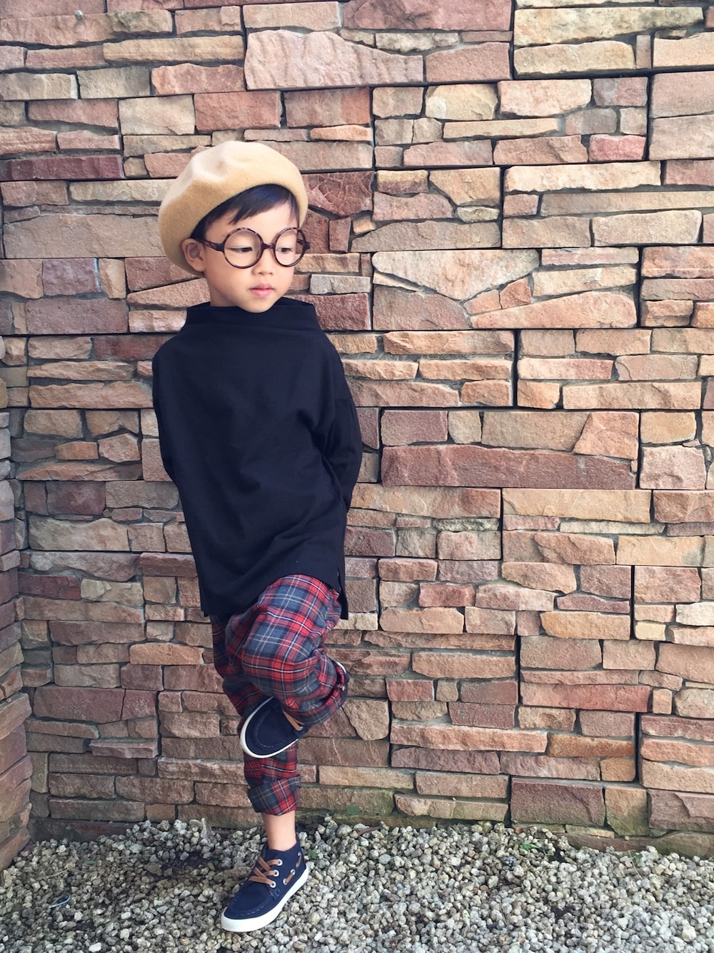 「キッズコーデ、男の子コーデ、ベレー帽×メガネ、秋コーデ、キッズファッション、ボートネック、モード」｜「Handmadeのアイテム（その他パンツ、レッド系）」を使った、momoさん（キッズ・110cm）の秋コーディネートの1枚目の写真