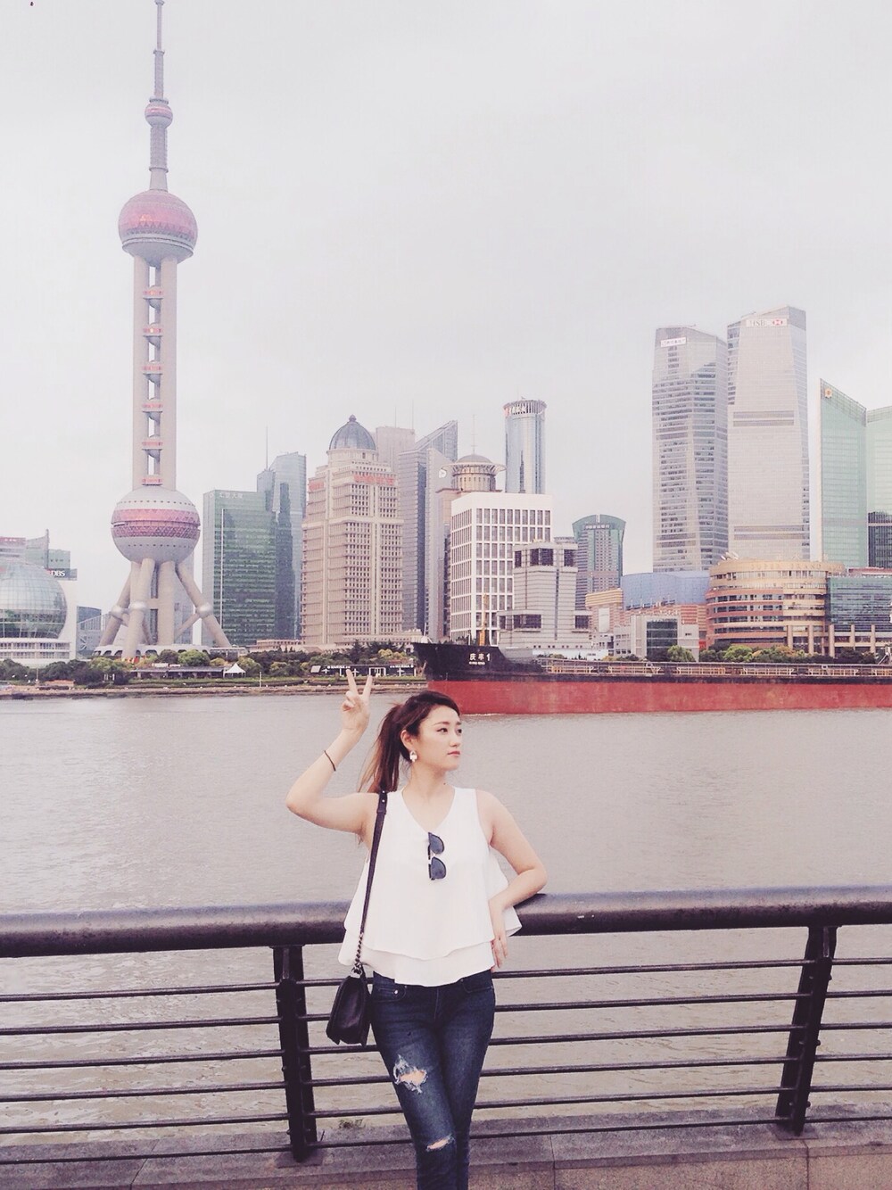 「shanghai、RIVER、working style」｜「CHANELのアイテム（ショルダーバッグ、ブラック系）」を使った、VVN_SUNさん（レディース・163cm）の夏コーディネートの1枚目の写真