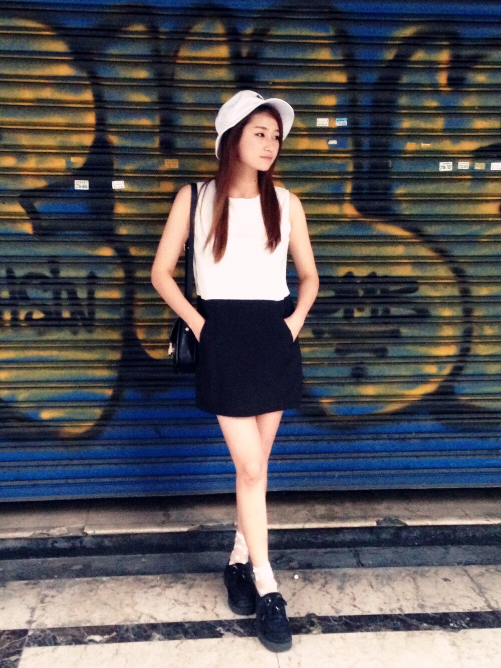 「STUSSYのStock Lock Bucket Hat（ハット、ホワイト系）」を使った、VVN_SUNさん（レディース・163cm）の夏コーディネートの1枚目の写真