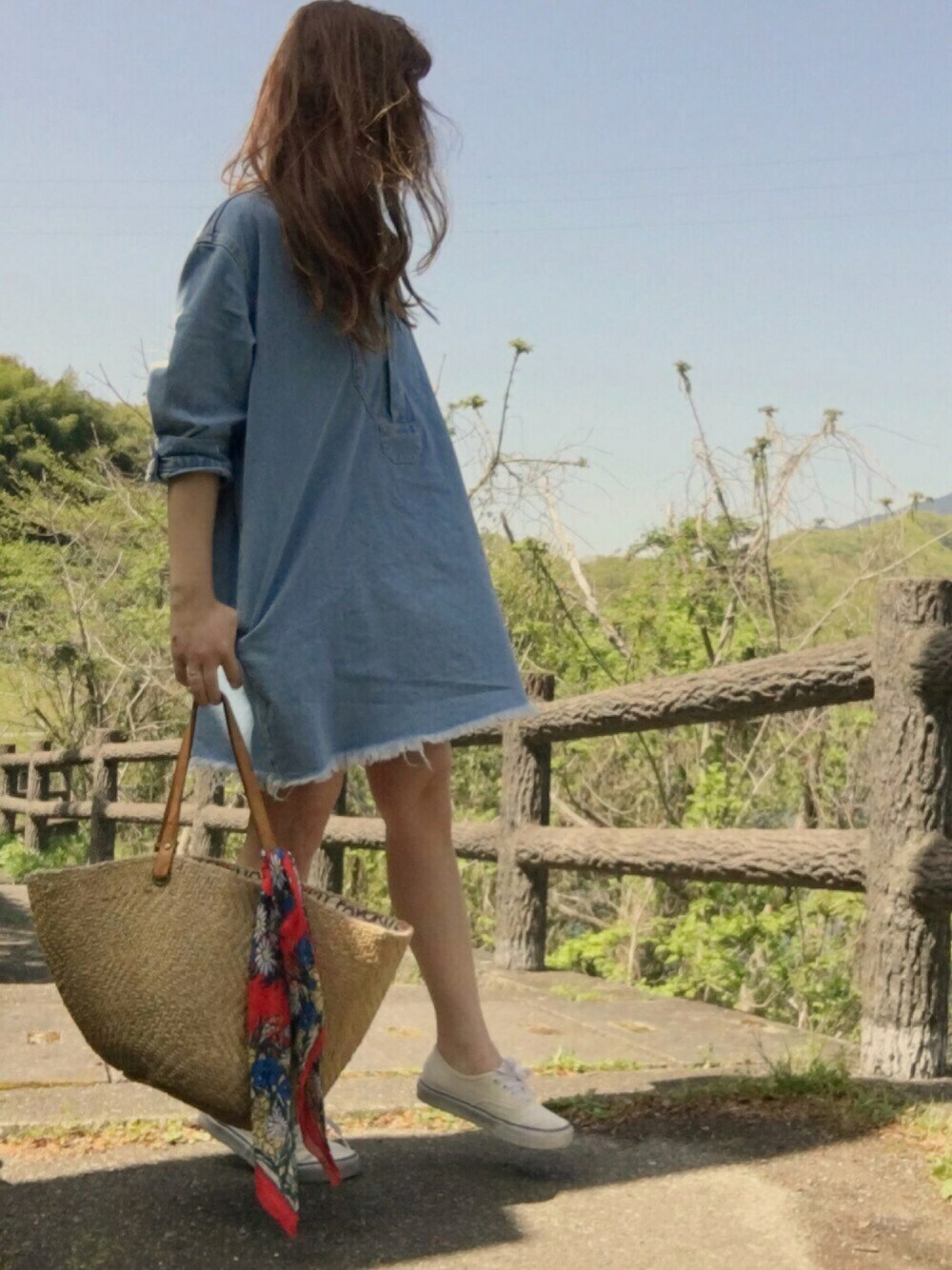 「大人カジュアル、ゆるコーデ、デニムワンピース、スニーカー、VANS、moussy、かごバッグ、スカーフアレンジ、カジュアル、春コーデ」｜「SLYのRETRO FLOWER SCARF（バンダナ/スカーフ、レッド系）」を使った、AYAさん（レディース・156cm）の春コーディネートの1枚目の写真
