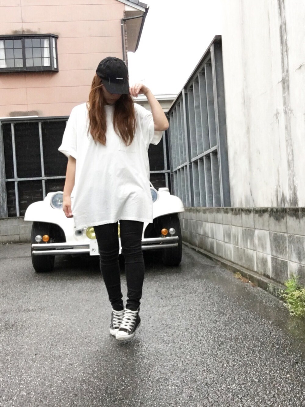 ホワイト系のTシャツ/カットソー、ホワイト系のTシャツ/カットソー、ブラック系のスニーカーを着用したレディースの春コーディネートの1枚目の写真