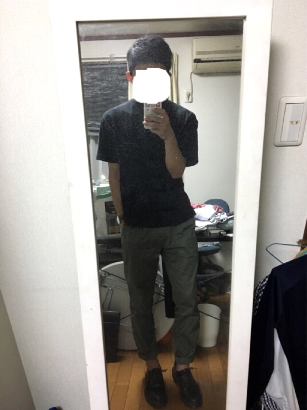 ブラック系のTシャツ/カットソー、グリーン系のパンツ、ブラック系のドレスシューズを着用したメンズの秋コーディネートの1枚目の写真