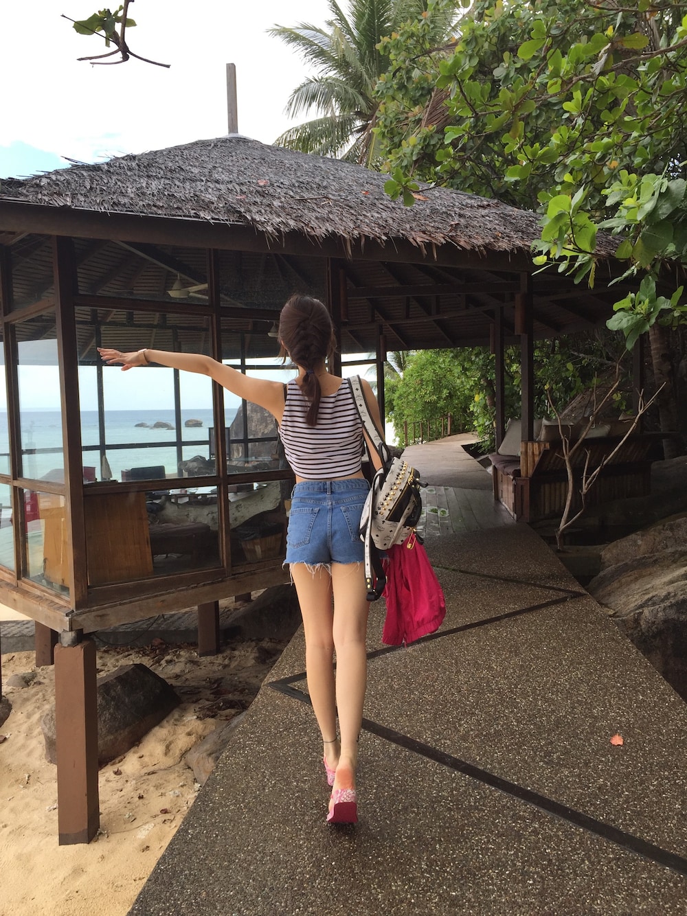 「resort、beach、holiday」｜「ROXYのアイテム（タンクトップ、ブラック系）」を使った、lilyyuminさん（レディース・165cm）の春コーディネートの1枚目の写真