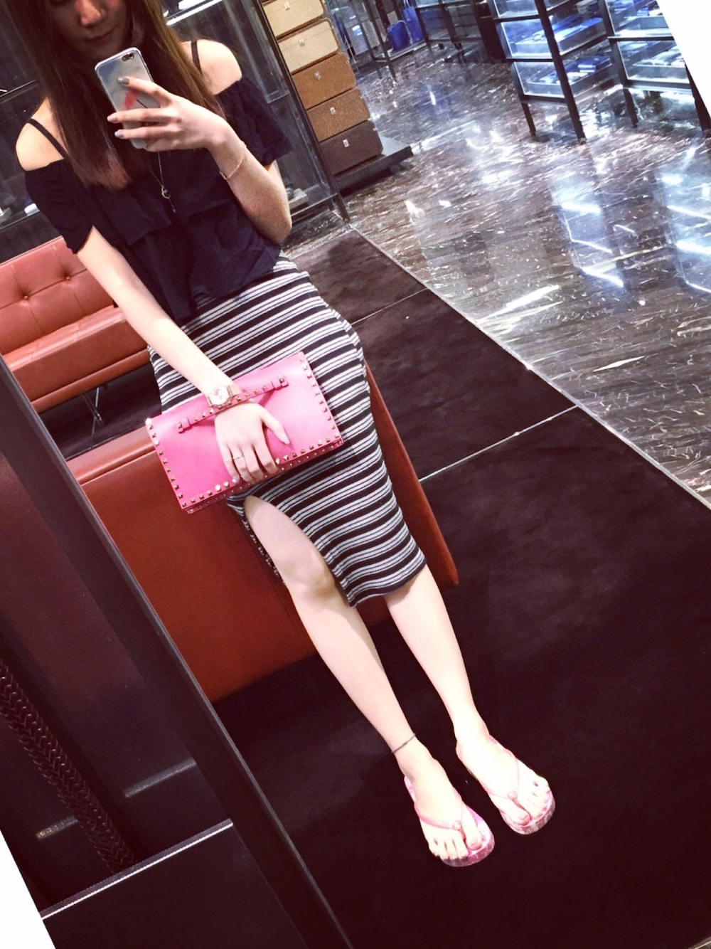 「shopping、MBS、Singapore、FreeStyle」｜「VALENTINOのValentino Rockstud Flap Wristlet Clutch Bag, Pink（クラッチバッグ、ピンク系）」を使った、lilyyuminさん（レディース・165cm）の春コーディネートの1枚目の写真