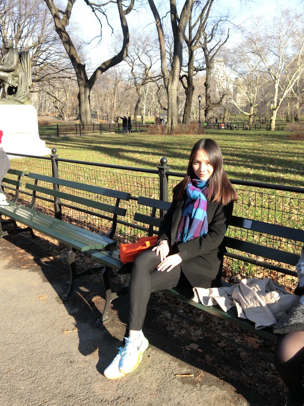 「USA、newyork、Central Park、holiday、winter、travel、chinesegirl」｜「BURBERRYのアイテム（マフラー、パープル系）」を使った、lilyyuminさん（レディース・165cm）の春コーディネートの1枚目の写真