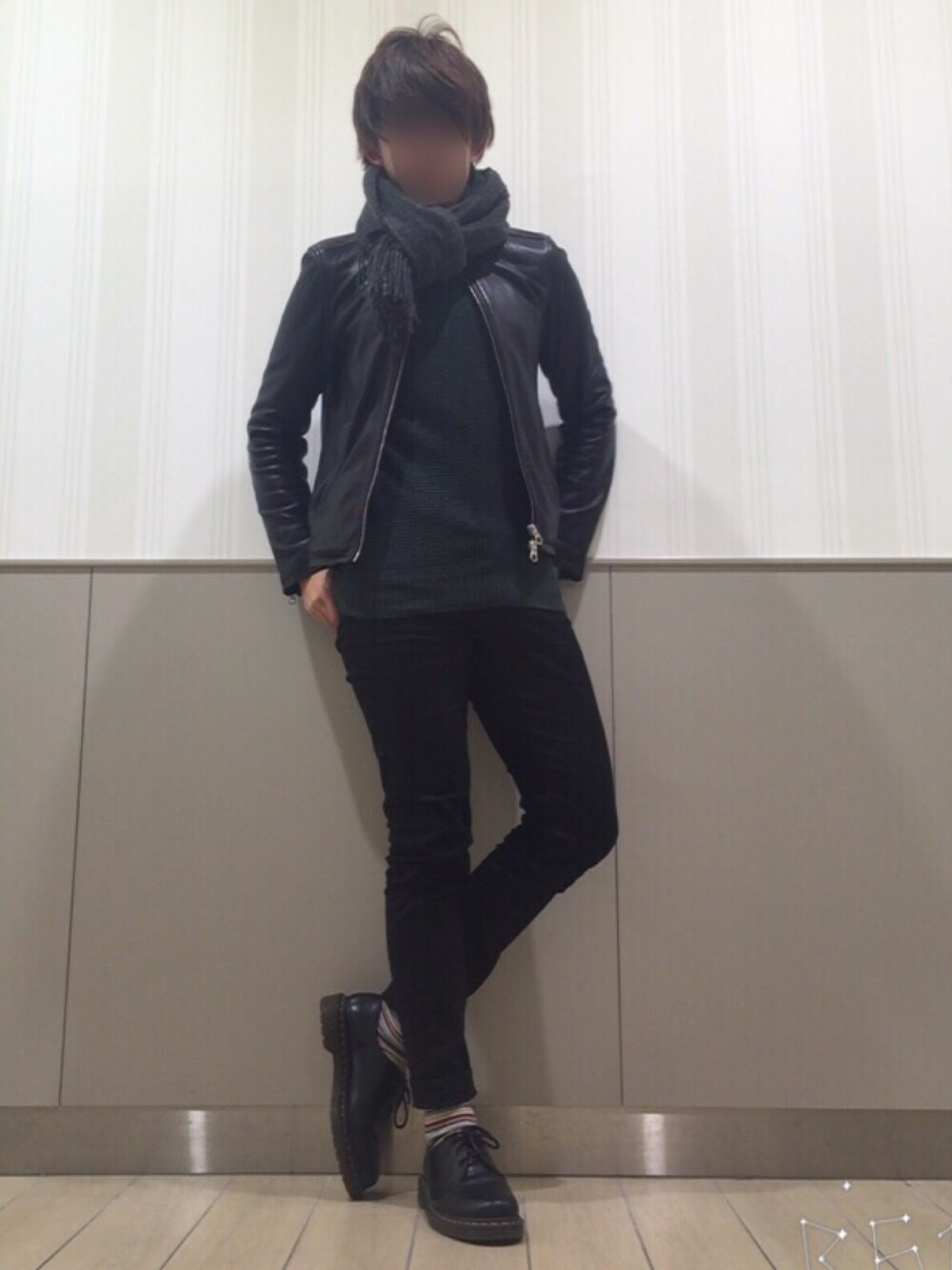「ライダース、シングルライダース、レザージャケット、タートルネック、マフラーぐるぐる、黒スキニー、Dr.Martens、ボーダーソックス」｜「HAREのラムレザーシングルライダース(HARE)（ライダースジャケット、ブラック系）」を使った、たちさん（メンズ・177cm）の冬コーディネートの1枚目の写真