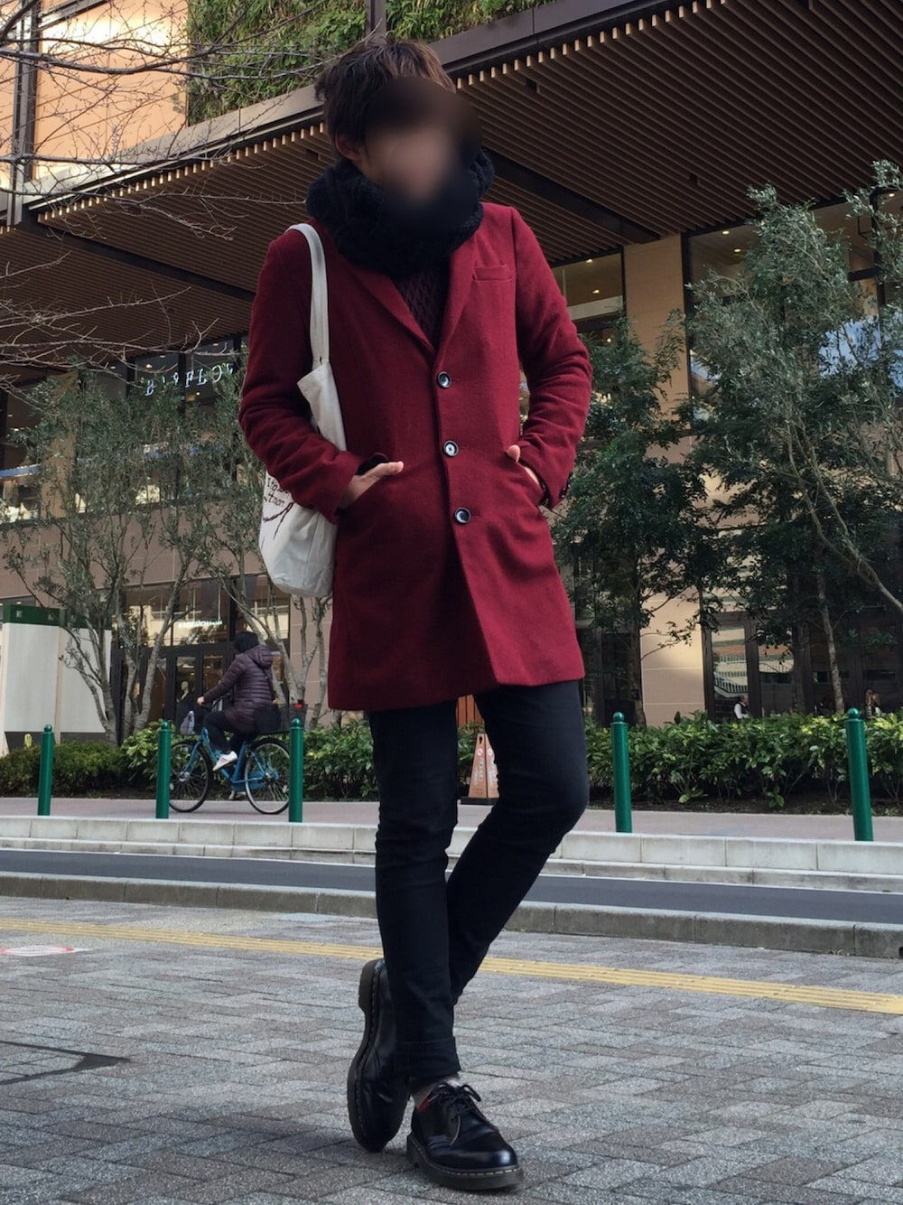 「シック、チェスターコート、ワインレッド、レイヤードスタイル、ロングシャツ、靴下屋、Dr.Martens、黒スキニー、スヌード、冬」｜「HERE'Sのアイテム（チェスターコート、レッド系）」を使った、たちさん（メンズ・177cm）の冬コーディネートの1枚目の写真