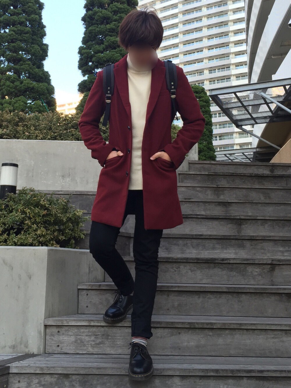 「チェスターコート、靴下屋、スキニーデニム、Dr.Martens、Harris Tweed、マフラーぐるぐる、タートルネック、ロングニット、カジュアル」｜「HAREのカシミヤブレンドストライプマフラー(HARE)（マフラー、グレー系）」を使った、たちさん（メンズ・177cm）の冬コーディネートの1枚目の写真