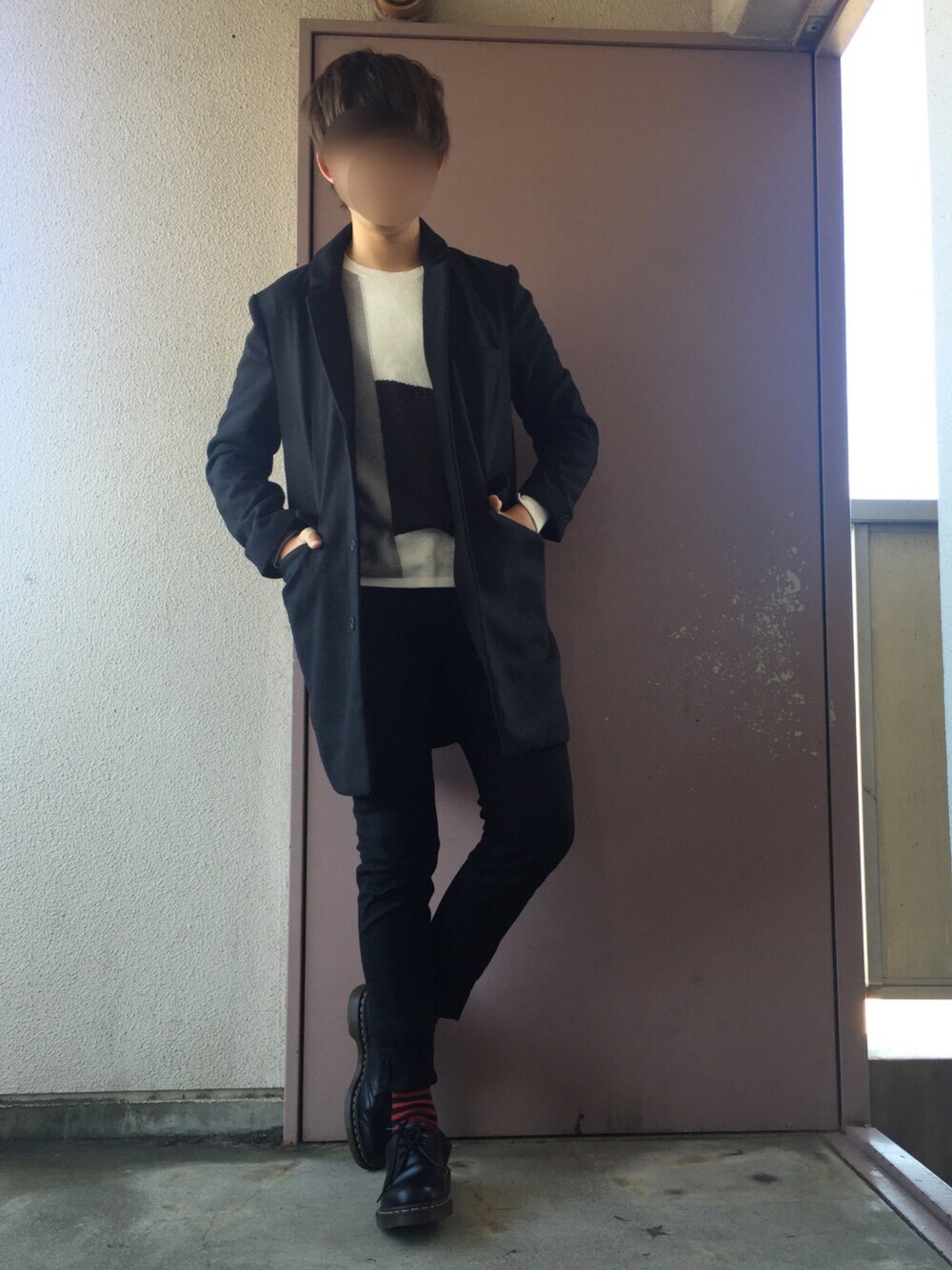 「チェスターコート、黒、モノトーン、黒スキニー、Dr.Martens、赤い靴下、靴下チラ見せ、ブロッキング、キリカエトップス、シンプル」｜「HAREのブロッキングニットプルオーバー(HARE)（ニット/セーター、ホワイト系）」を使った、たちさん（メンズ・177cm）の冬コーディネートの1枚目の写真