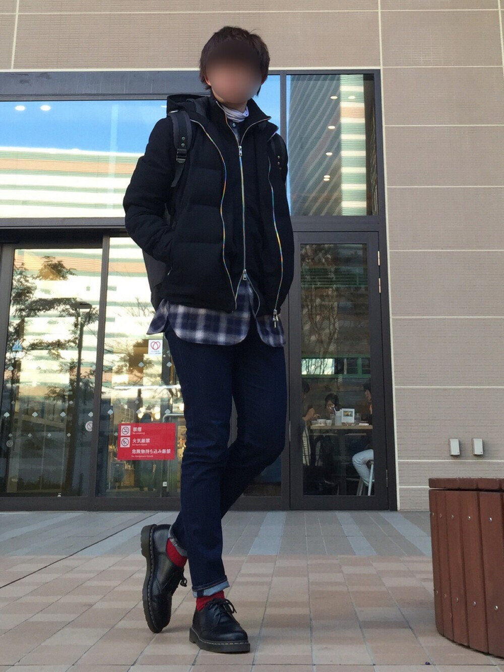 「ダウンジャケット、防寒　、冬、Dr.Martens、レイヤードスタイル、ロングシャツ、タートルネック、スキニーデニム、赤い靴下、靴下チラ見せ」｜「AKM Contemporaryの【AKM】別注レイヤードダウンジャケット（ダウンジャケット/コート、ブラック系）」を使った、たちさん（メンズ・177cm）の冬コーディネートの1枚目の写真