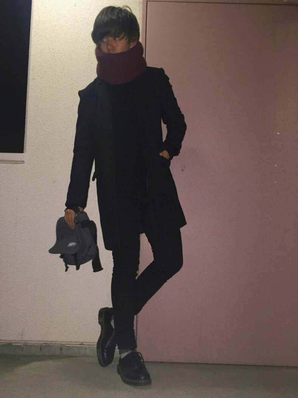 「Lui's、チェスターコート、大人カジュアル、シンプル、黒、モノトーン、黒スキニー、スヌード、Dr.Martens、靴下チラ見せ」｜「Lui'sのLui's(ルイス) メルトンチェスターコート（チェスターコート、ブラック系）」を使った、たちさん（メンズ・177cm）の冬コーディネートの1枚目の写真