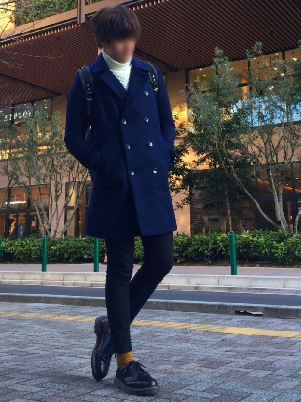 「トレンチコート、春、冬、タートルネック、レイヤードスタイル、黒スキニー、Dr.Martens、靴下チラ見せ、ケーブルニット、STUDIOUS」｜「STUDIOUSのSTUDIOUS メルトントレンチコート（トレンチコート、ブルー系）」を使った、たちさん（メンズ・177cm）の冬コーディネートの1枚目の写真
