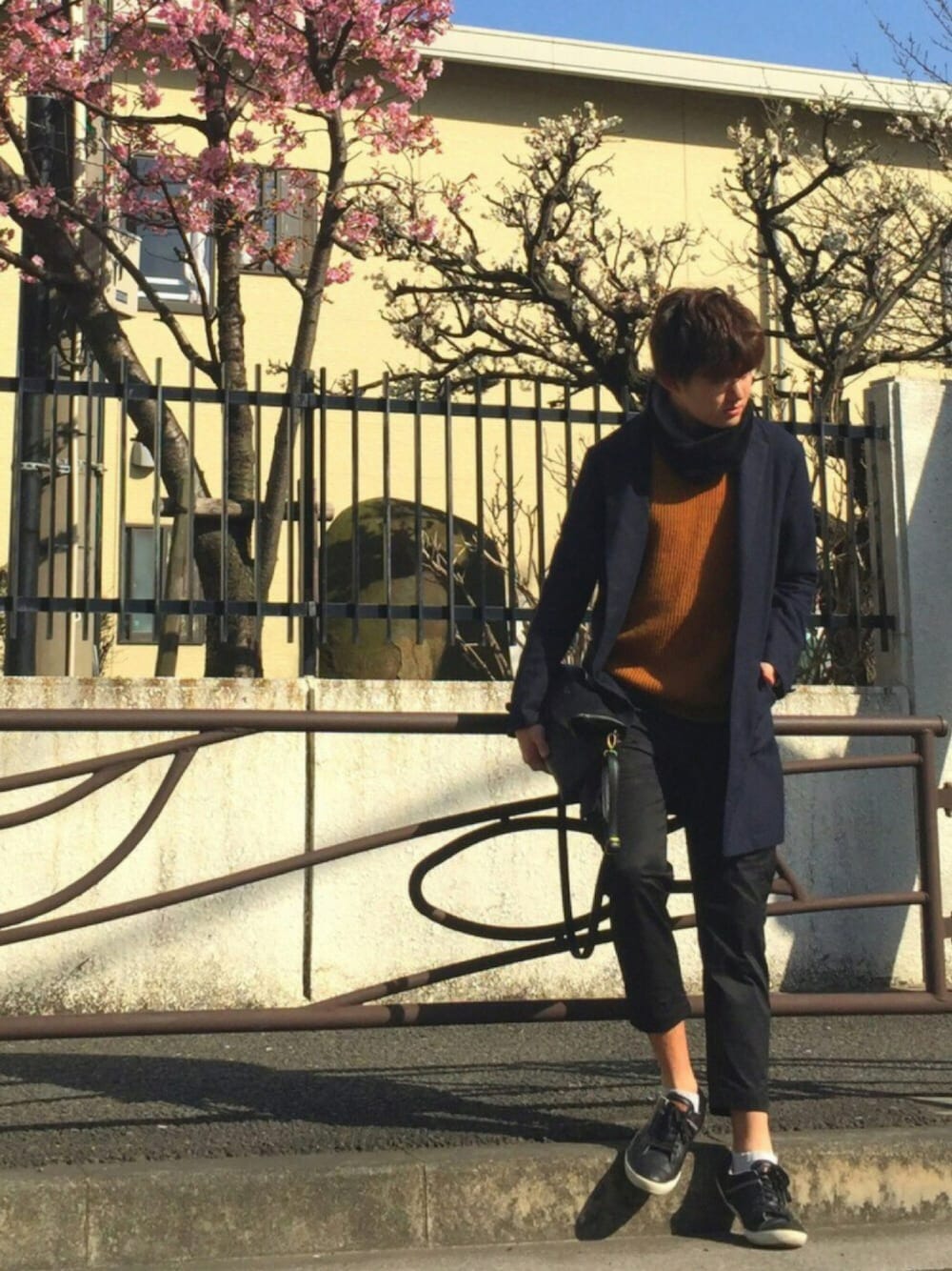 「春、カジュアル、チェスターコート、カーゴパンツ、アンクルパンツ、スプリングコート、腕まくり、シンプル」｜「SHIPS JET BLUEのSHIPS JET BLUE(シップス ジェットブルー): T/R チェスターコート（チェスターコート、ブルー系）」を使った、たちさん（メンズ・177cm）の冬コーディネートの1枚目の写真