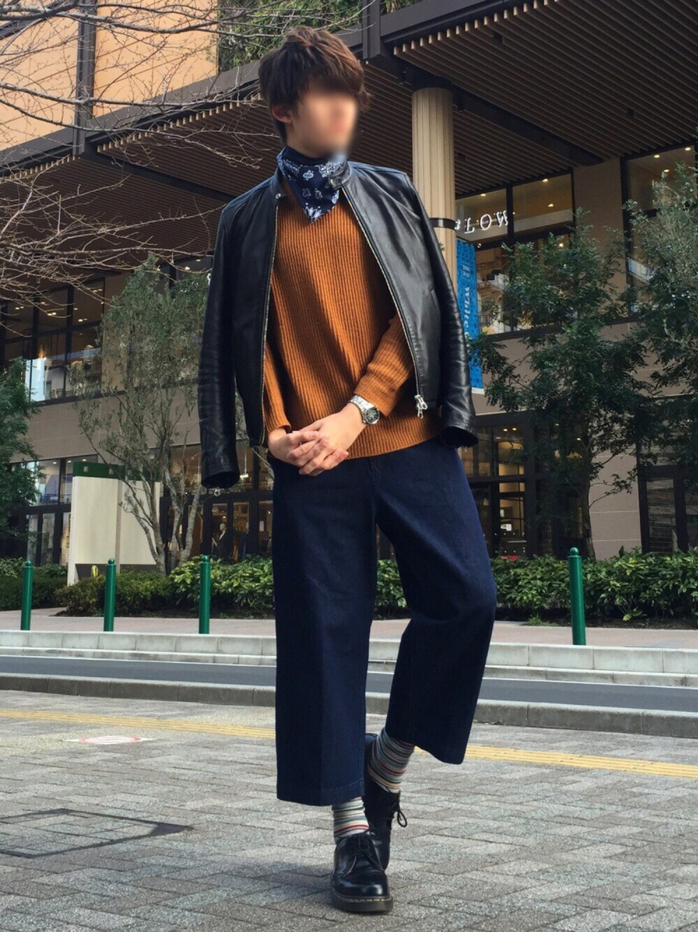 「春、ワイドパンツ、デニムパンツ、スカーフ、トレンド、肩掛けカーデ、肩掛け、靴下屋、ドラフトUR」｜「SHIPS JET BLUEのペイズリー　バンダナ（バンダナ/スカーフ、ブルー系）」を使った、たちさん（メンズ・177cm）の春コーディネートの1枚目の写真