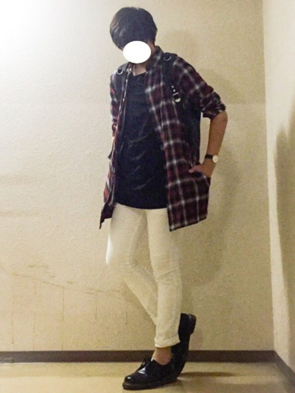 「オトナカジュアル、ドラフトNU、白パンツ、チェックシャツ、ロングシャツ、赤チェック、Dr.Martens、大人カジュアル、夏、春コーデ」｜「WEGOのWEGO/オンブレチェックロングシャツ（シャツ/ブラウス、レッド系）」を使った、たちさん（メンズ・177cm）の春コーディネートの1枚目の写真