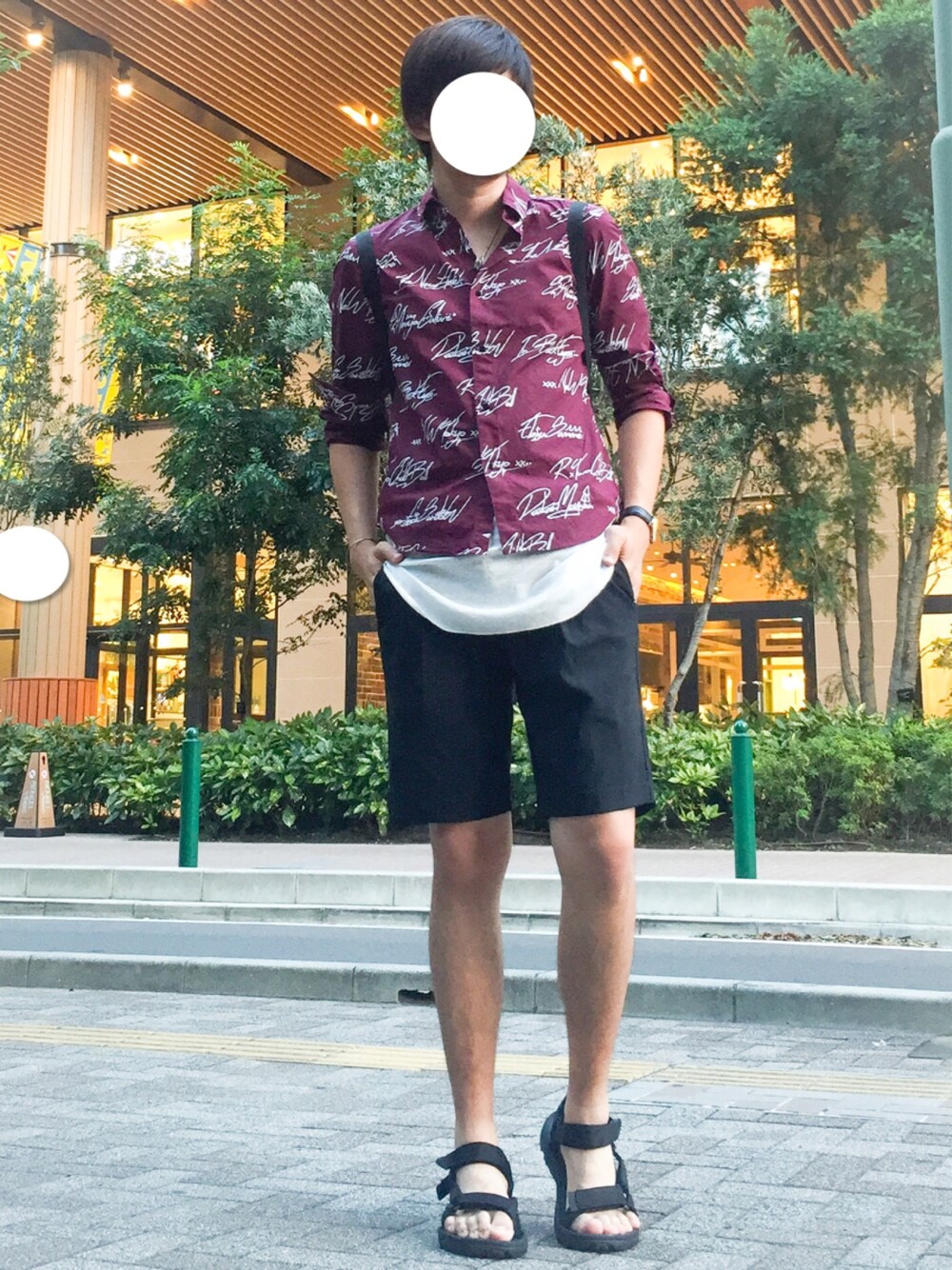 「夏コーデ、シンプルコーデ、大人カジュアル、summer、ショートパンツ、モード、レターシャツ、ロゴ、HARE、サンダル」｜「HAREのレターシャツ(HARE)（シャツ/ブラウス、レッド系）」を使った、たちさん（メンズ・177cm）の夏コーディネートの1枚目の写真