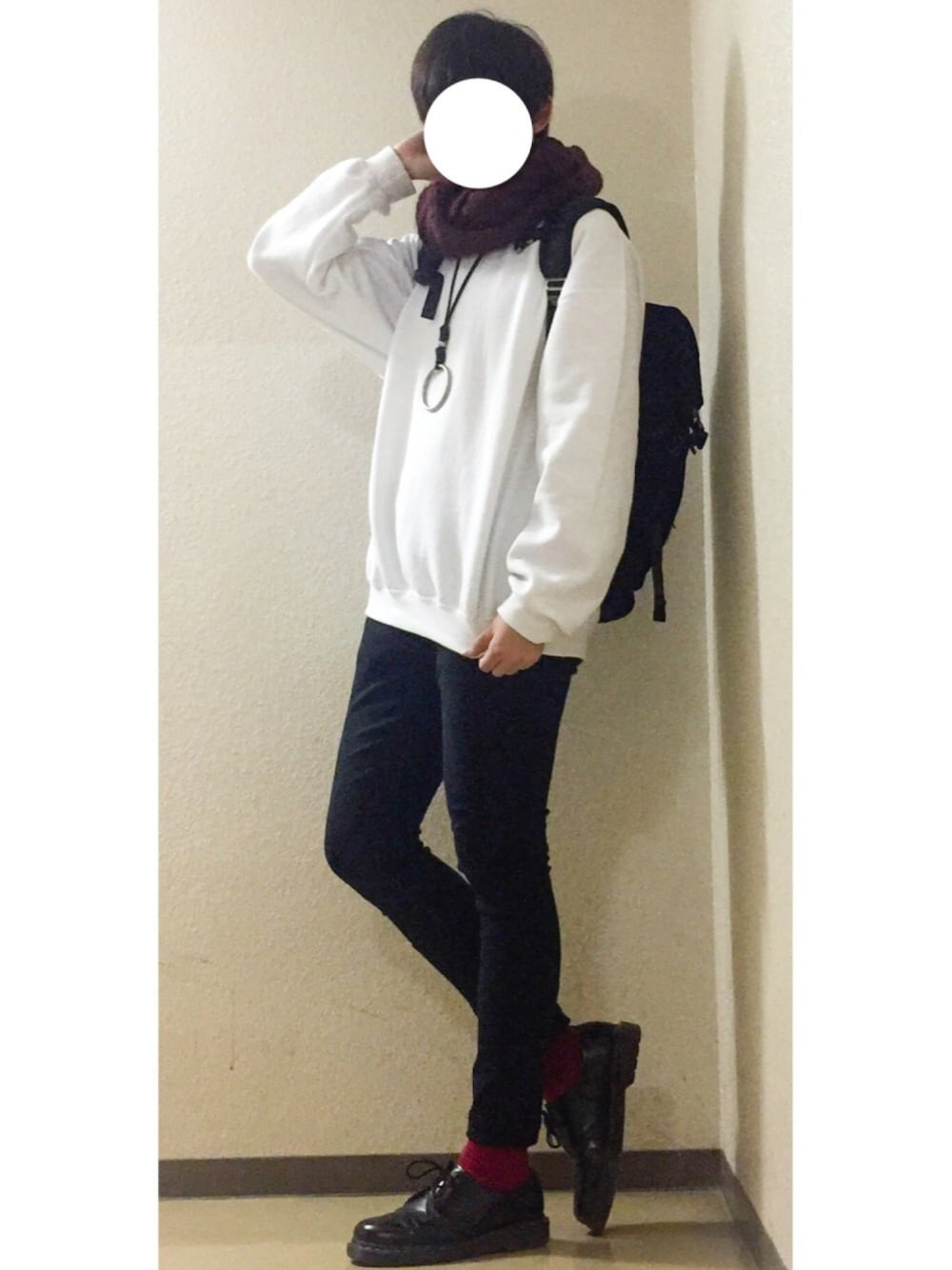 ホワイト系のスウェット、ブラック系のバックパック/リュック、ブラック系のデニムパンツを着用したメンズの秋コーディネートの1枚目の写真