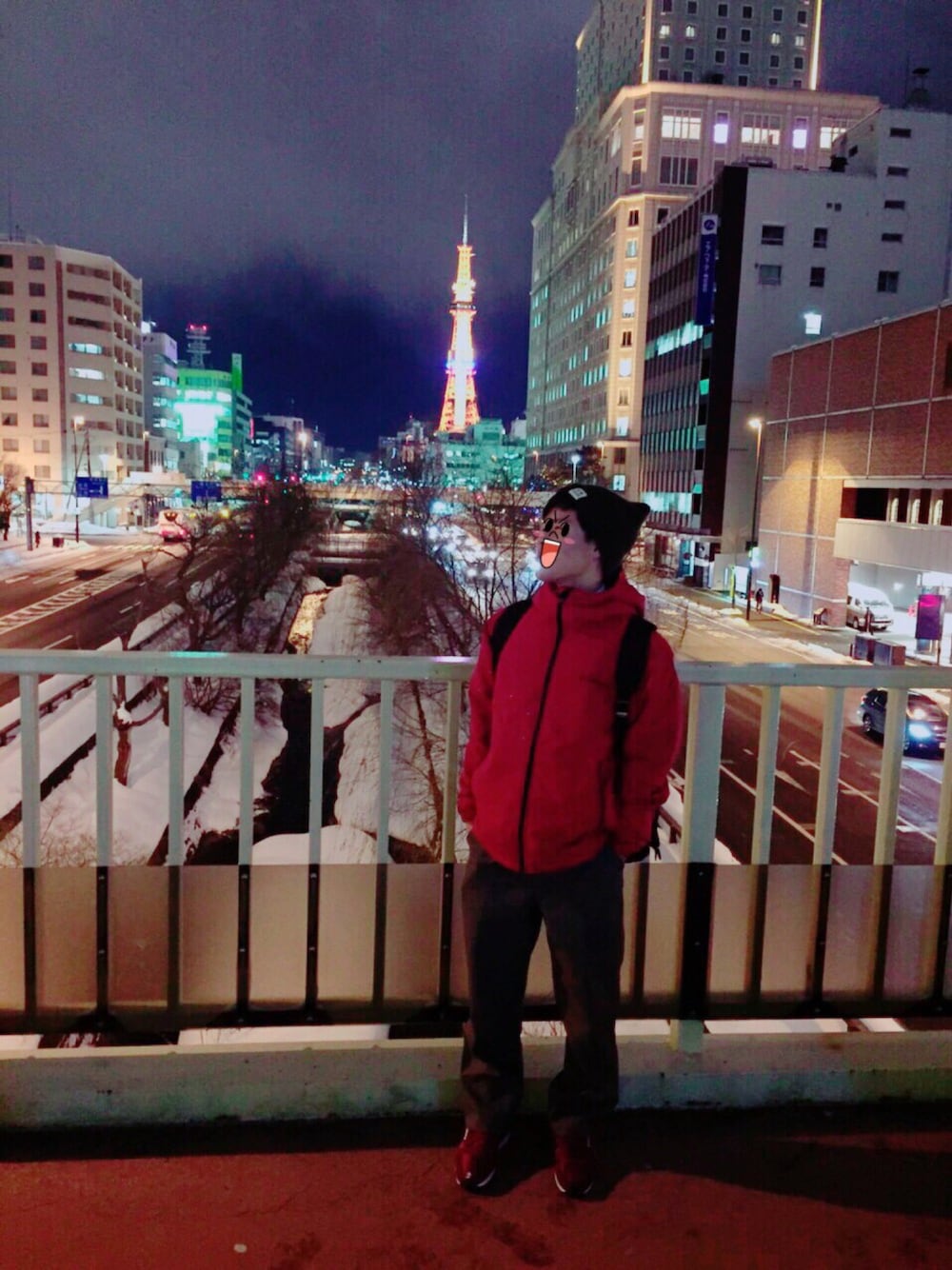 「修学旅行、札幌、マウンテンパーカー、Columbia、reebok」｜「Reebokのアイテム（スニーカー、レッド系）」を使った、白石さん（メンズ・165cm）の冬コーディネートの1枚目の写真