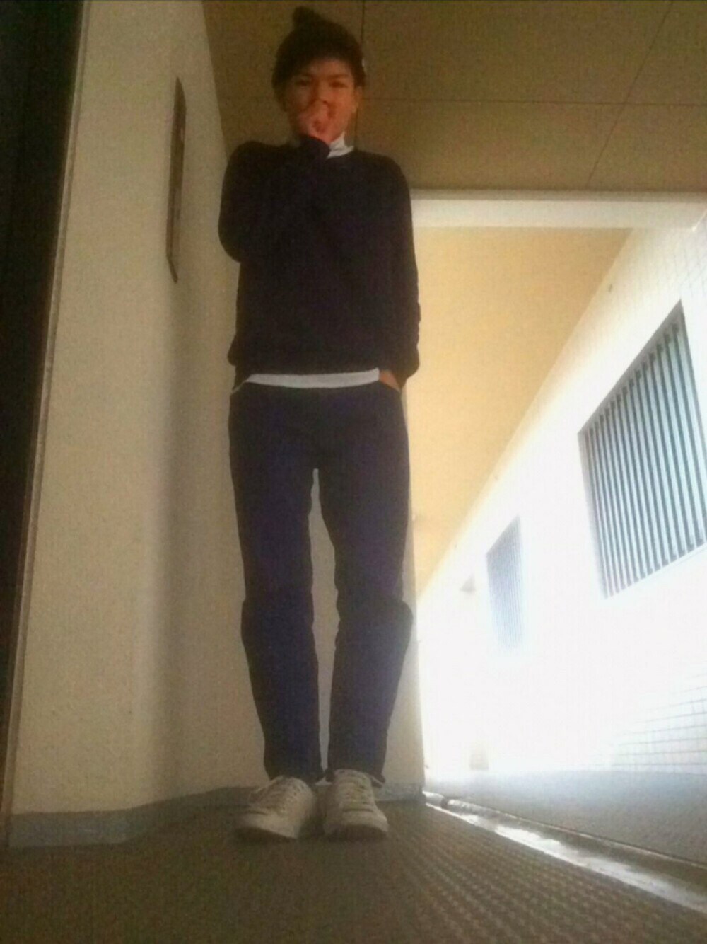 「GU、スウェット、コンバース、紺、ニット帽、春コーデ」｜「CONVERSEのCONVERSE / コンバース: JACK PURCELL / ジャックパーセル（スニーカー、ホワイト系）」を使った、白石さん（メンズ・165cm）の春コーディネートの1枚目の写真