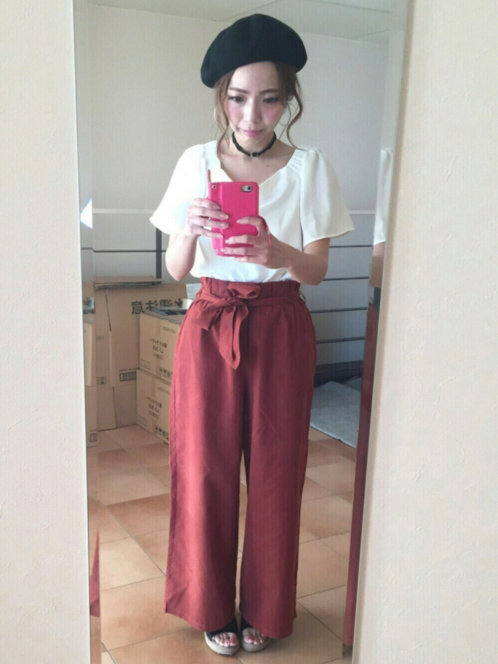 ブラウン系のその他パンツ、ホワイト系のシャツ/ブラウス、ブラック系のサンダルを着用したレディースの秋コーディネートの1枚目の写真
