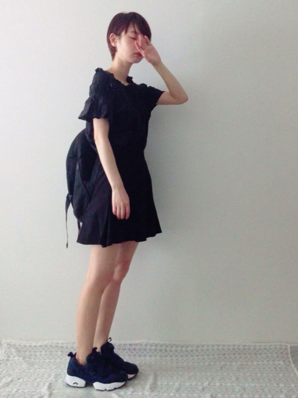 「夏、ブラック、黒、オフショル、リュック、スニーカー、スニーカーコーデ、ワントーンコーデ」｜「w closetのアイテム（シャツ/ブラウス、ブラック系）」を使った、hirrroko14さん（レディース・164cm）の夏コーディネートの1枚目の写真