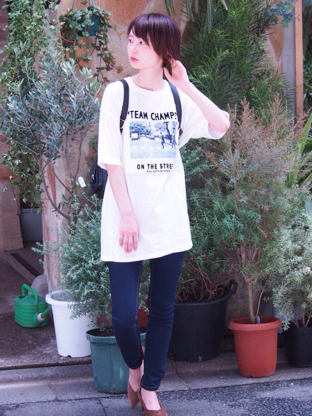 「カジュアル、シンプル、パンプス、デニム、デニムパンツ、フォトT、スキニーデニム、キャラT」｜「179/WGのアイテム（Tシャツ/カットソー、ホワイト系）」を使った、hirrroko14さん（レディース・164cm）の夏コーディネートの1枚目の写真