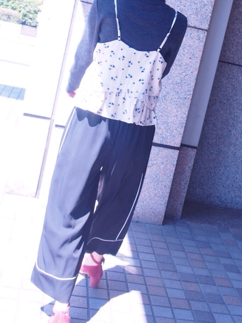 「花柄キャミソール、花柄、ワイドパンツ、オトナカジュアル、秋先取りコーデ、大人カジュアル、キャミソール」｜「BURGER 179/WG NICOLE CLUBの小花柄キャミソール（キャミソール、ベージュ系）」を使った、hirrroko14さん（レディース・164cm）の夏コーディネートの1枚目の写真