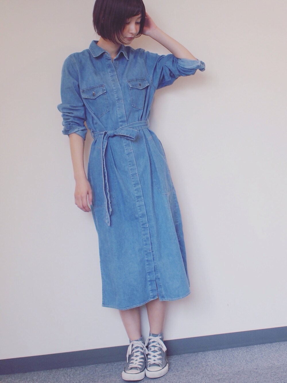 「デニム、デニムワンピース、179/WG、コンバース、カジュアル、シンプルスタイル、大人カジュアル、秋のコーデ、シンプル」｜「179/WGの『 mini 10月号掲載 』 サッシュベルト付デニムシャツワンピ（シャツワンピース、ブルー系）」を使った、hirrroko14さん（レディース・164cm）の秋コーディネートの1枚目の写真