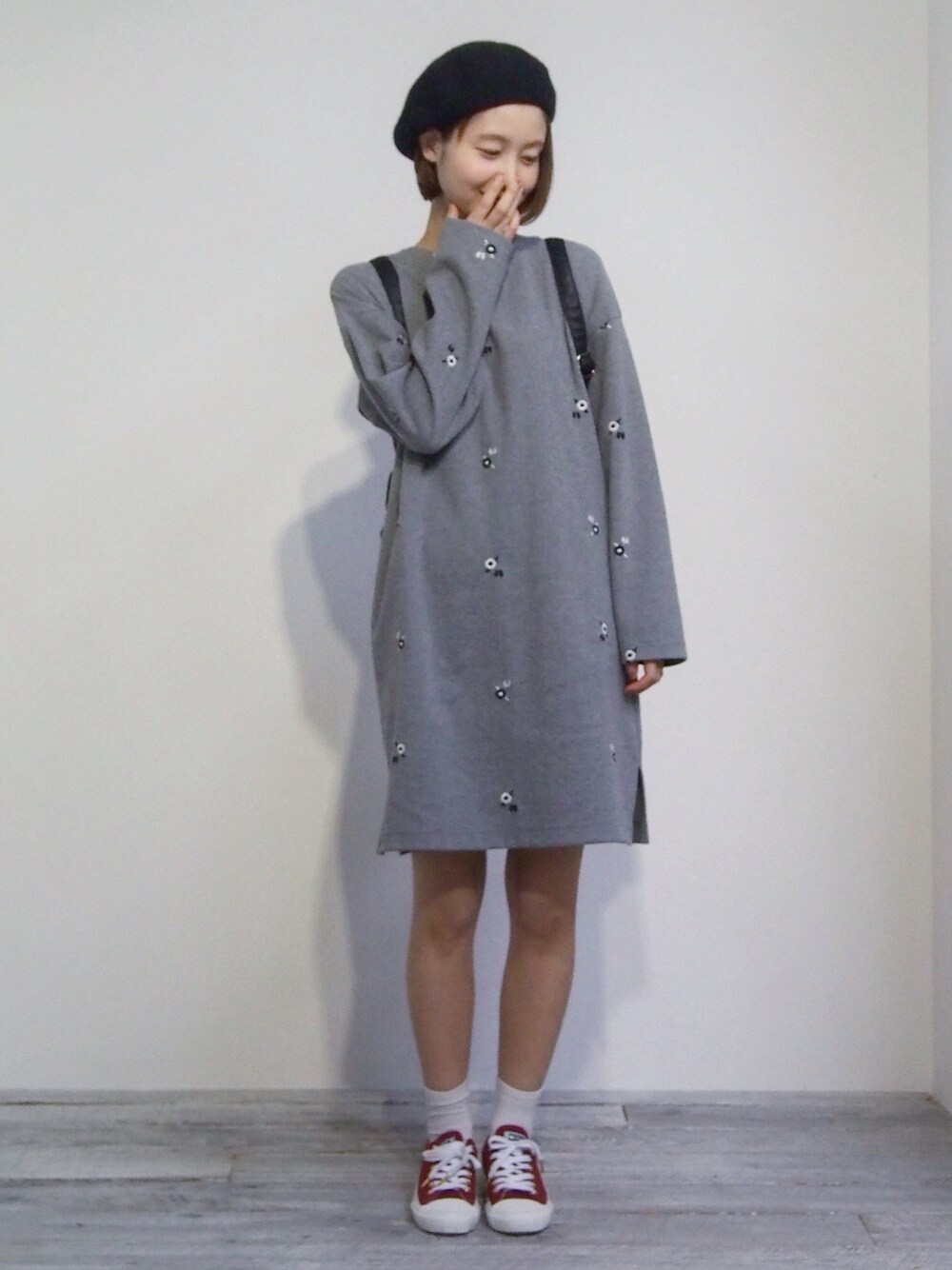 「オトナカジュアル、シンプル、大人コーデ、刺繍、刺繍ワンピース、グレー、ベレー帽、179/WG、秋冬、モノトーン」｜「179/WGの花柄刺繍ワンピ（ワンピース、グレー系）」を使った、hirrroko14さん（レディース・164cm）の秋コーディネートの1枚目の写真