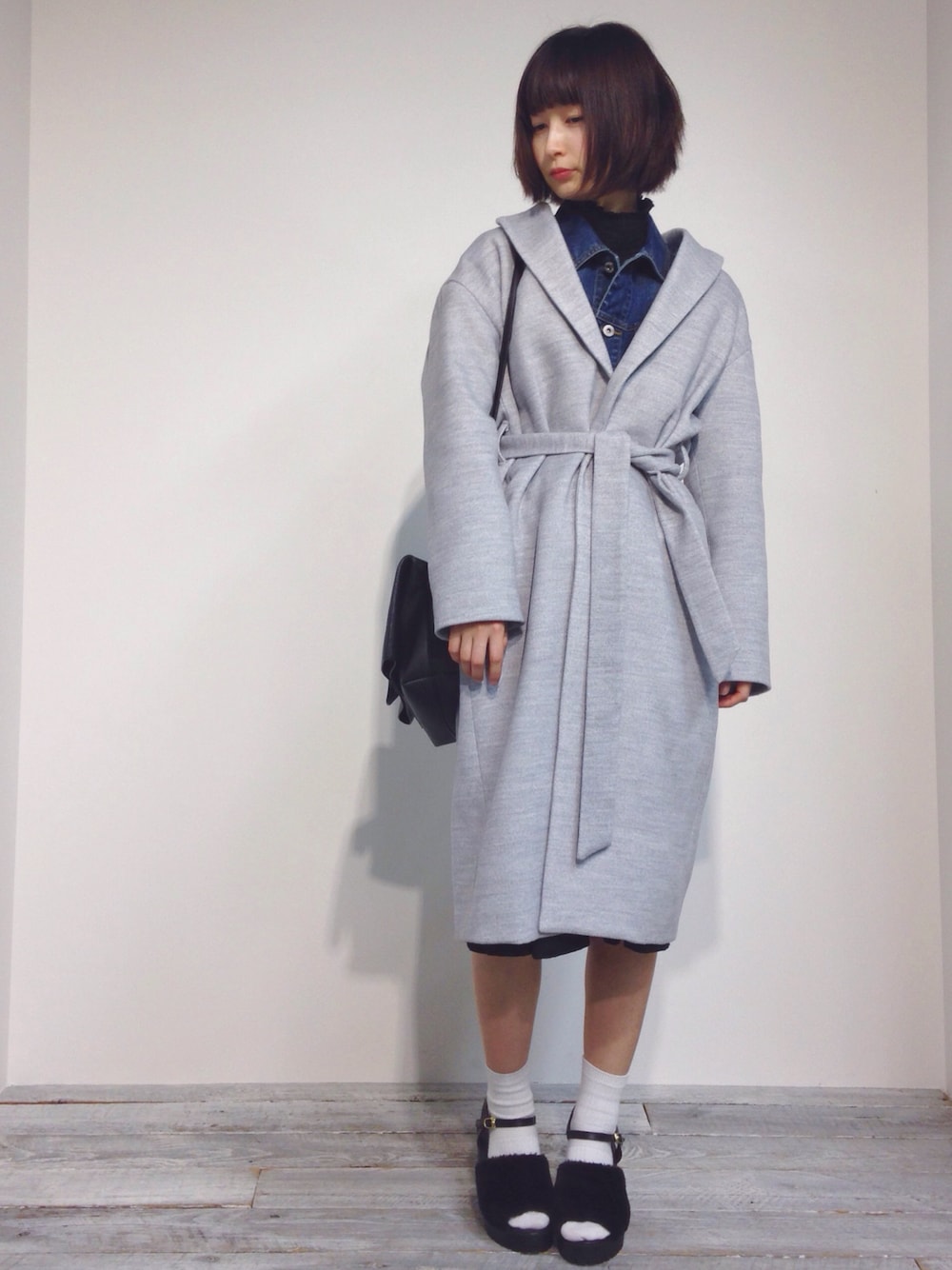 「冬コーデ、大人カジュアル、outfit、カジュアルコーデ、ラップコート、179/WG、オーバーサイズ、ライトグレー、Gジャン」｜「179/WGのシャーリングハイネックプルオーバーブラウス（シャツ/ブラウス、ブラック系）」を使った、hirrroko14さん（レディース・164cm）の秋コーディネートの1枚目の写真