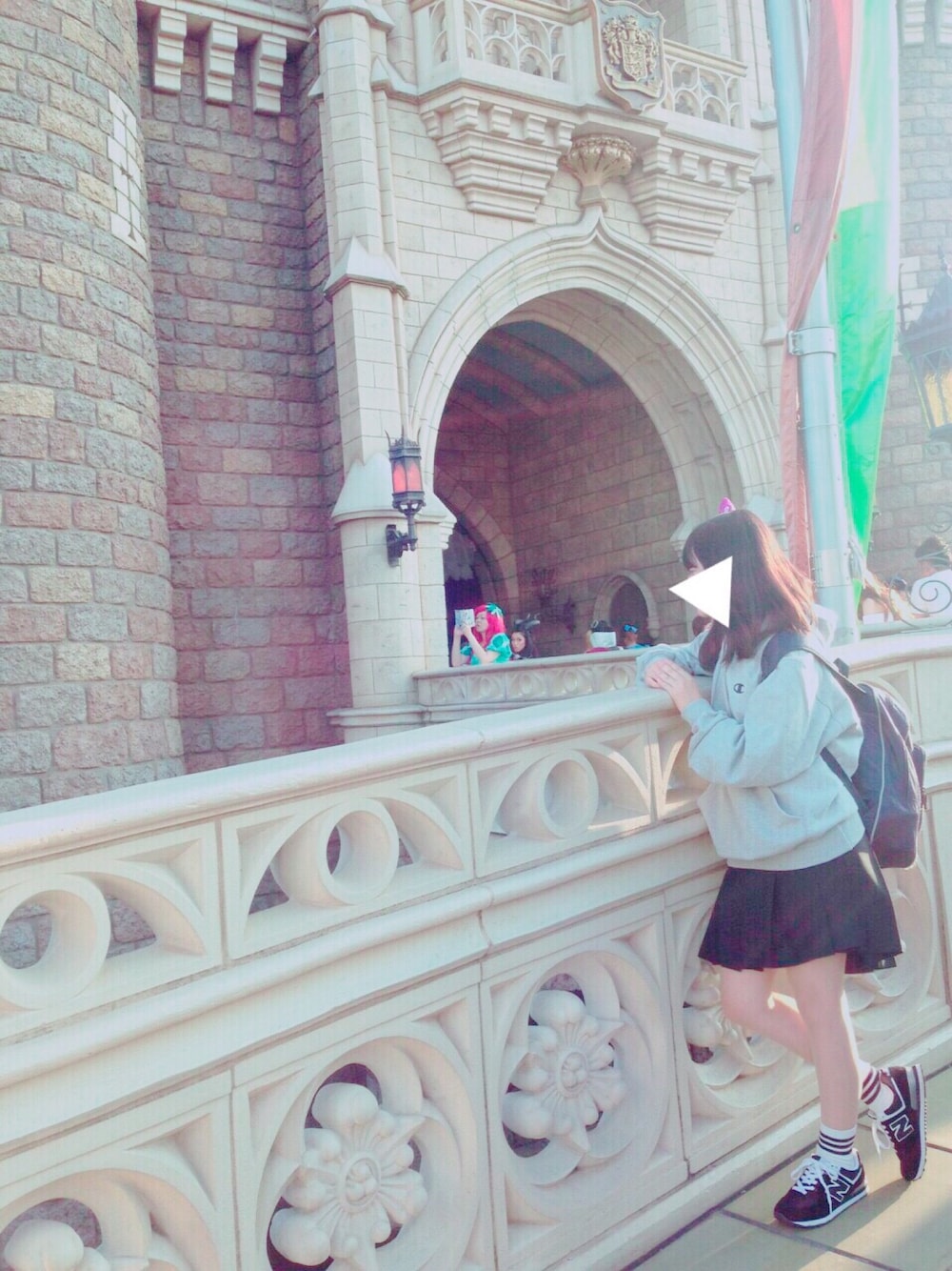 グレー系のパーカー、ブルー系のバックパック/リュック、ブラック系のスニーカーを着用したレディースの秋コーディネートの1枚目の写真