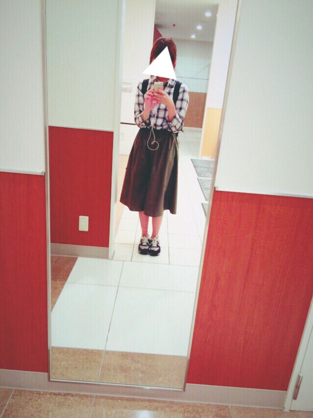 グリーン系のパンツ、ブルー系のシャツ/ブラウス、ホワイト系のスニーカーを着用したレディースの秋コーディネートの1枚目の写真