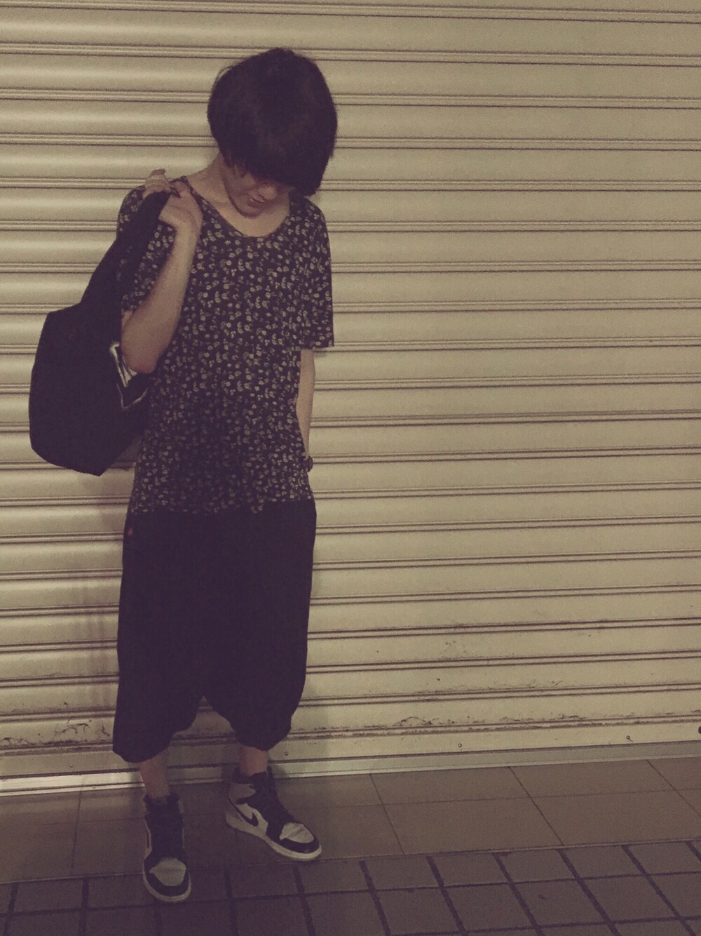 ブラック系のTシャツ/カットソー、ブラック系のその他パンツ、グレー系のスニーカーを着用したメンズの夏コーディネートの1枚目の写真