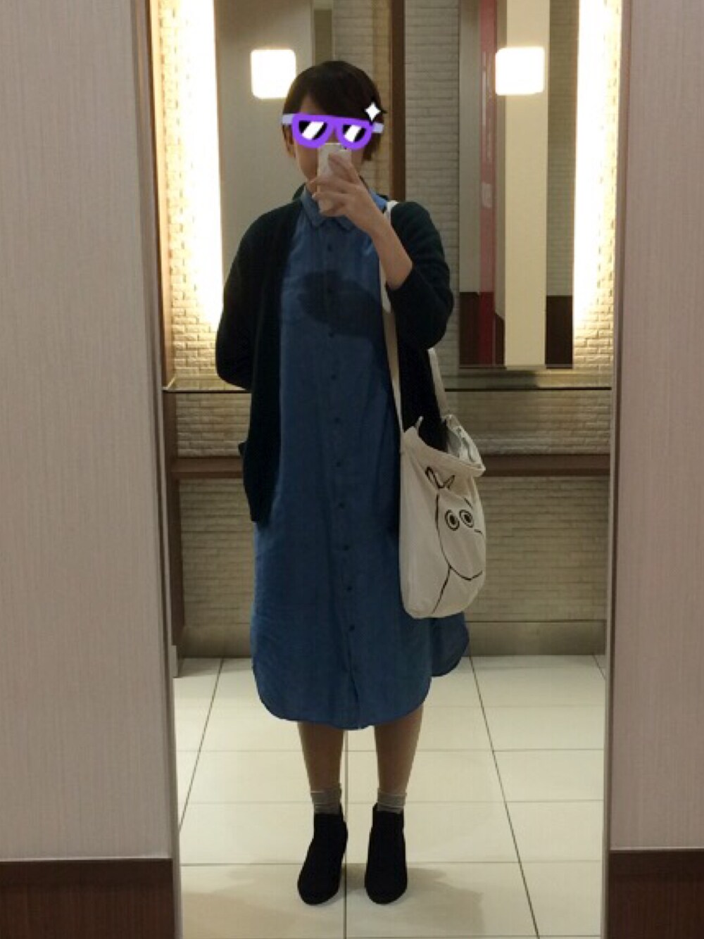 「earth music&ecologyのデニムロングシャツワンピース（シャツワンピース、ブルー系）」を使った、AOIさん（レディース・170cm）の秋コーディネートの1枚目の写真